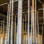 Escoras metálicas representando um escoramento em uma edificação