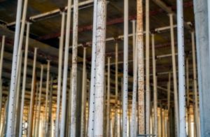 Escoras metálicas representando um escoramento em uma edificação