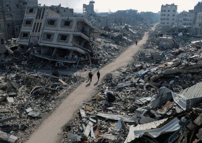Estudo afirma que pode levar mais de 37 anos para processar todo entulho de Gaza 7 A imagem mostra o entulho de gaza provenientes da destruição dos prédios