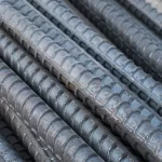 Materiais gratuitos de engenharia civil e arquitetura 14 A imagem possui várias barras de aço bem próximas, onde é possível verificar suas ranhuras. A imagem é a capa de um artigo que ensina como calcular o peso das barras de aço