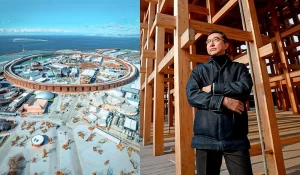 Início 18 Arquiteto Sou Fujimoto ao lado do Grand Ring da Expo Osaka 2025, a maior estrutura de madeira já construída