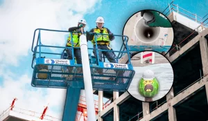 Teste de capacete na obra com trabalhadores em plataforma elevatória simulando queda de objeto para demonstrar impacto com e sem proteção.