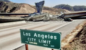 Início 13 Viaduto colapsado após o terremoto de Northridge em Los Angeles em 1994, com placa indicando o limite da cidade.