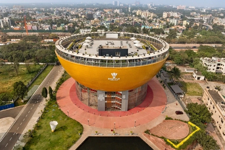 predio em formato de peteca badminton india